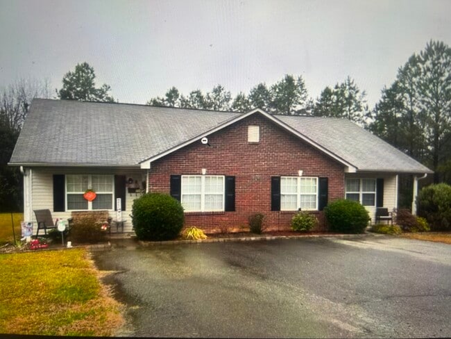 Primary Photo - 1520 VINTAGE HILL APTS