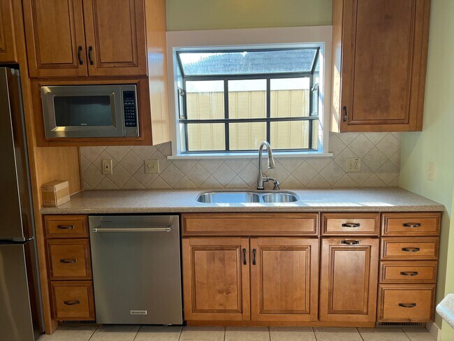 Building Photo - Gorgeous Marsh Views in Moss Creek!