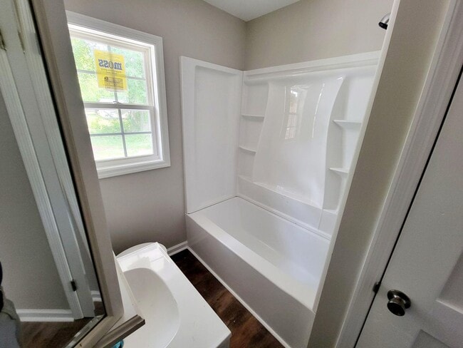 Building Photo - 3 Bed 1 Bath Newly Remodeled Home in Burlington!