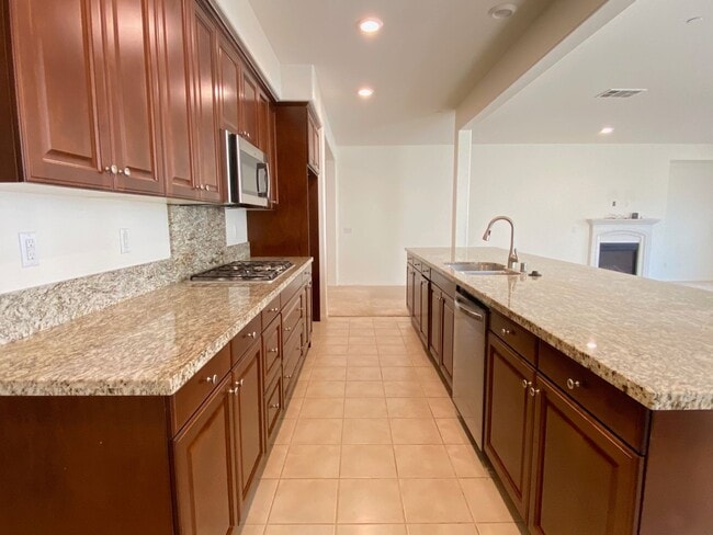 Building Photo - Beautiful 6 bed and 4.5 bath home in West ...