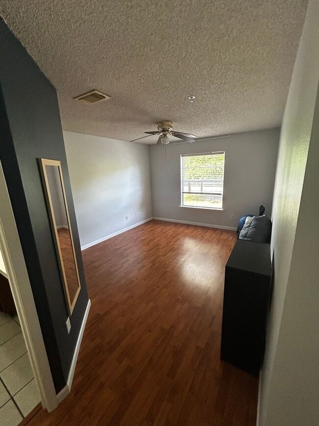 Building Photo - Beautiful 2/2 Condo Located in Hunters Res...