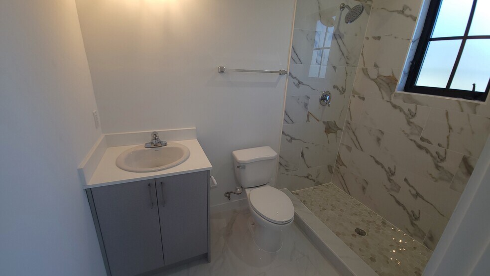 Building Photo - 858 E 27th St