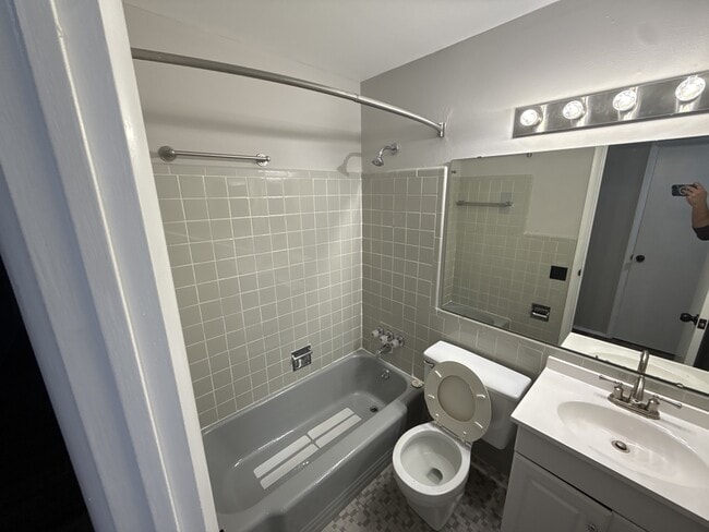 Building Photo - 1475 Hollywood Ln