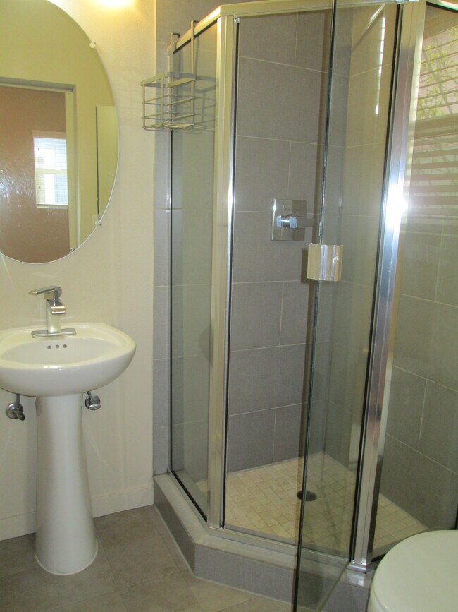 Building Photo - 4321-B SE Division St