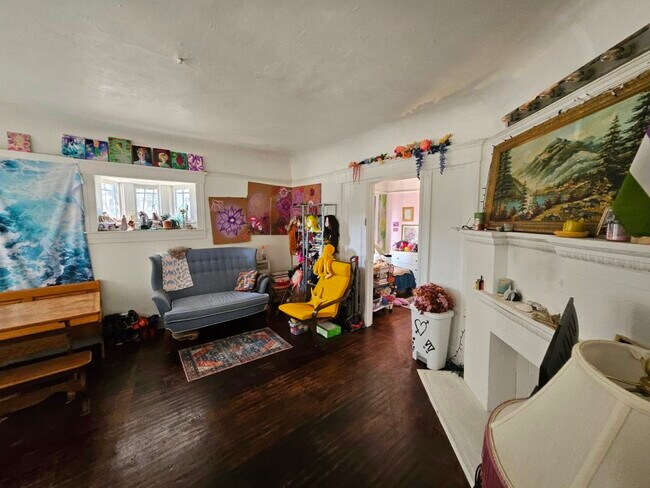 Building Photo - 2637 S Catalina St
