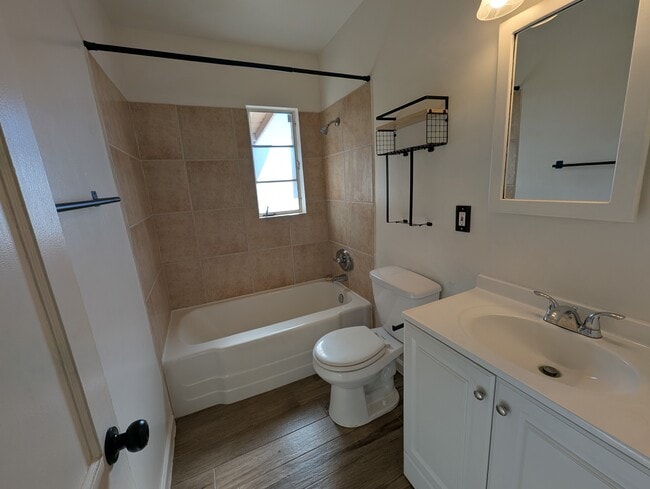 Building Photo - 5034 E 17th St