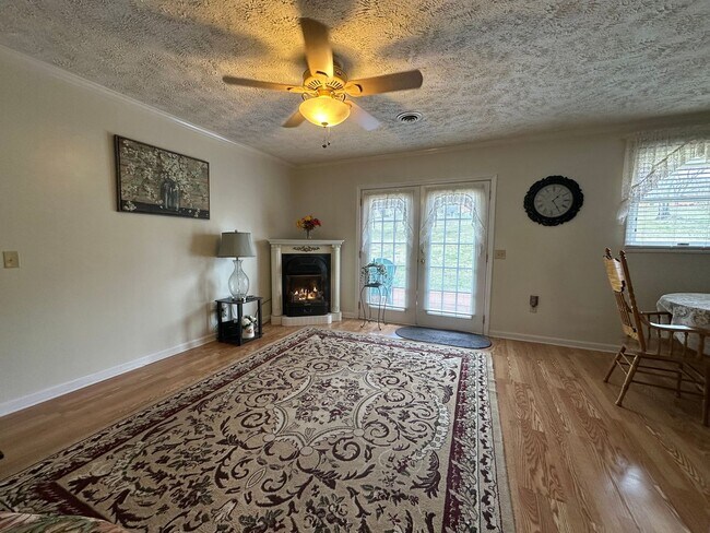 Building Photo - 4 Bed/2 Bath Brick Home - Church Hill TN