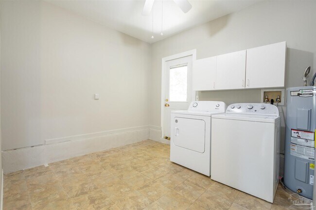 Building Photo - 848 Meadow Ln