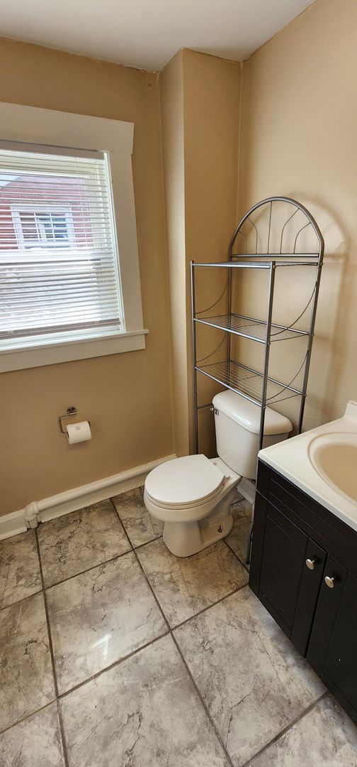 Building Photo - Welcome to this charming 3-bedroom, 2-bath...