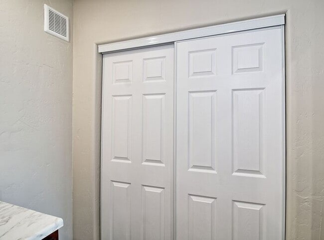 Building Photo - Modern Studio Apartment Near CMU