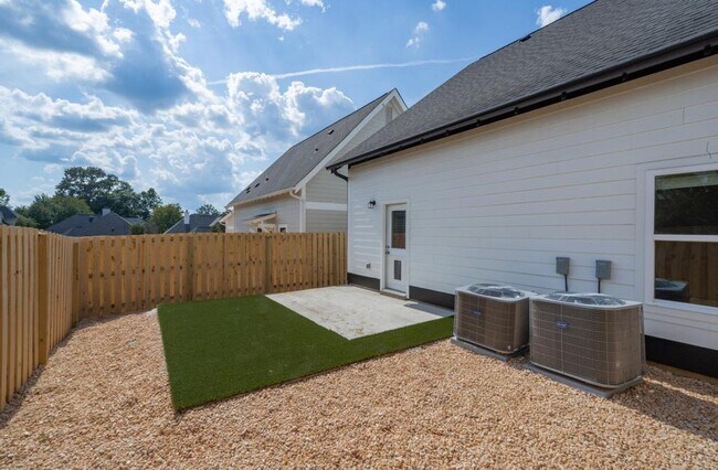 Building Photo - Spacious home with primary suite on main l...