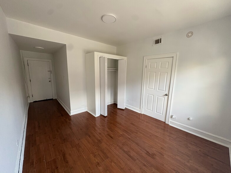 Building Photo - 5235 N Damen Ave