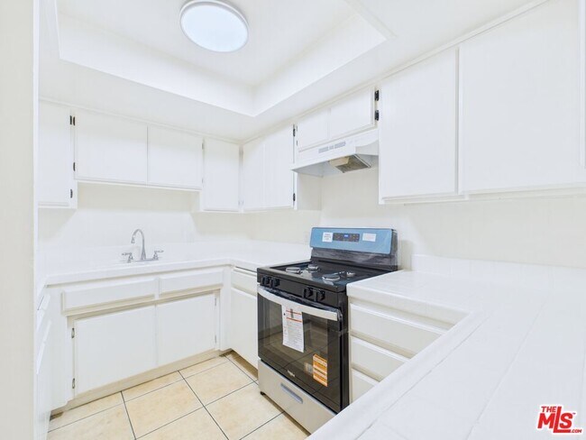 Building Photo - 236 S Ave 55