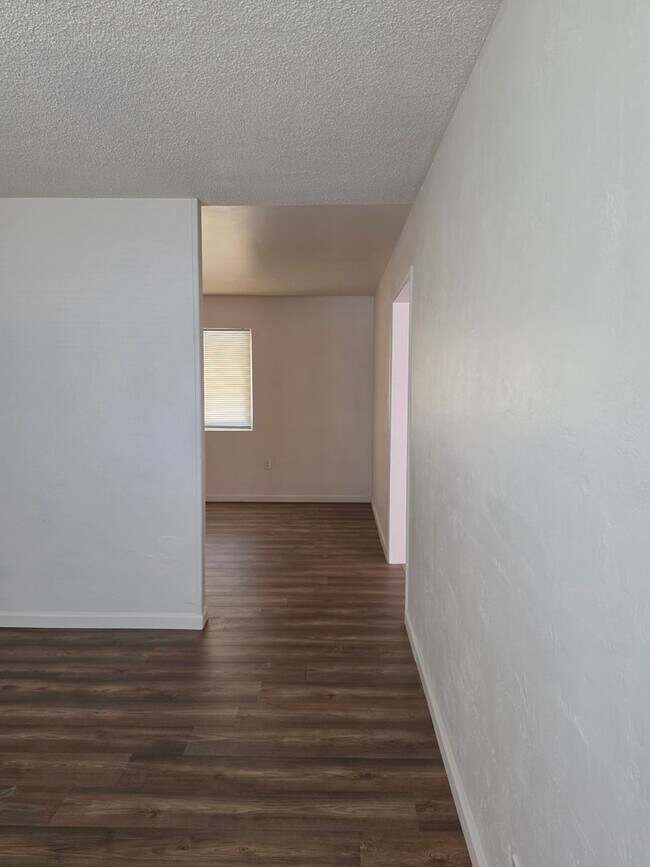 Building Photo - 3 Bedroom 2 Bath