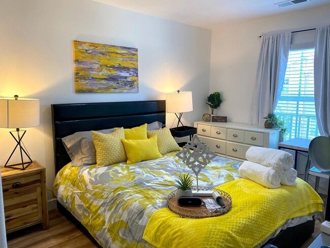 Building Photo - Classy Single Family Home Conviently located - Easy drive to Pendelton or Miramar - Nice family n...