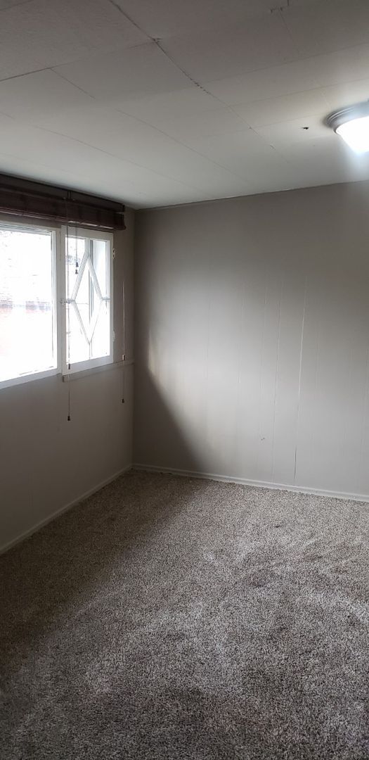 Building Photo - One bedroom, one bath upper unit located i...