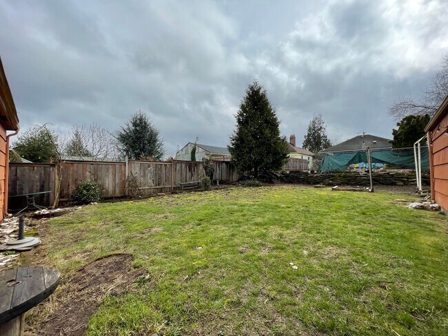Building Photo - 2Bd 1 Ba Classic NE Portland Home With Fenced Backyard! Washer/Dryer Hookups.