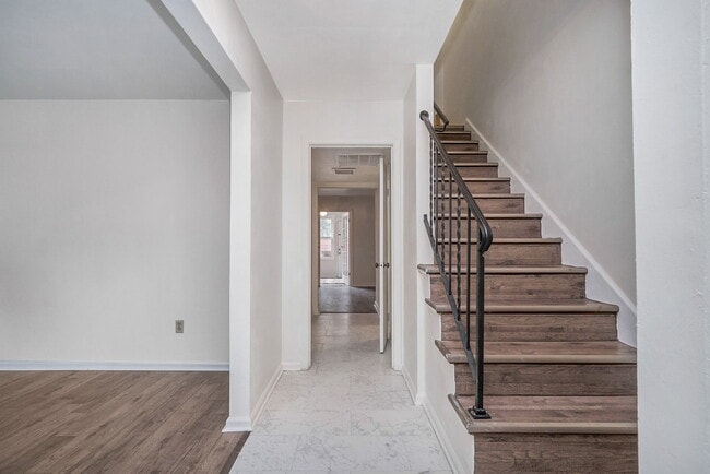 Building Photo - 5213 Clover Hill Dr