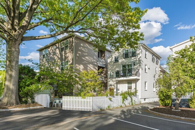 Building Photo - 102 Broughton Ave