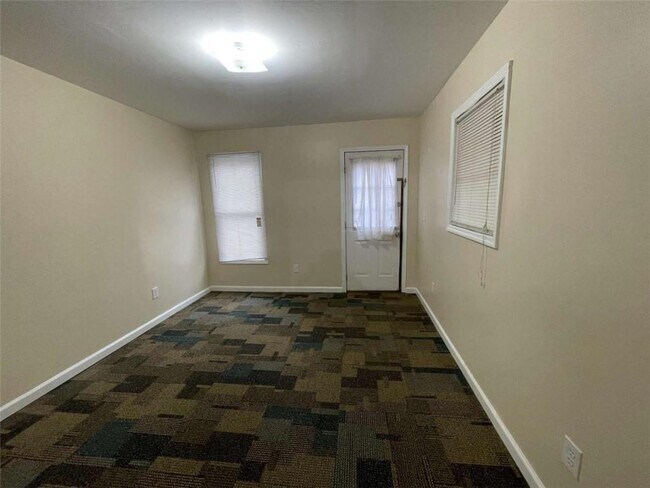 Building Photo - 2596 Woodland Dr NW
