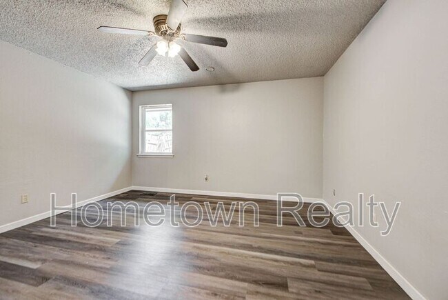 Building Photo - 1713 Hillcrest Dr