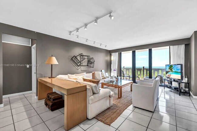 Building Photo - 1121 Crandon Blvd