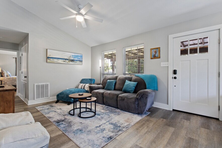 Building Photo - 6733 Mary St