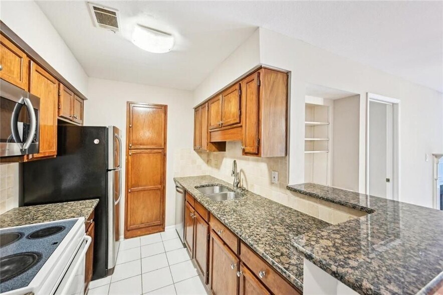 Building Photo - 2303 Pine Heights Dr NE