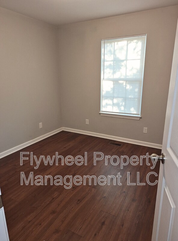 Building Photo - 2043 Leota St