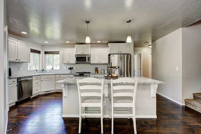 Building Photo - Beautiful 6 bed 2.5 bath home located in t...
