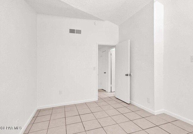 Building Photo - 1921 Lake Omega St