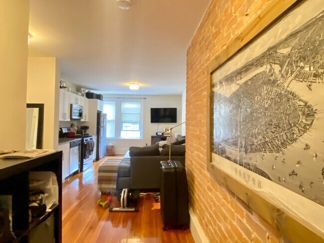 Building Photo - Nicely renovated 2 bed in Brookline.