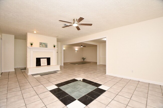 Building Photo - 16823 Cobble Ridge Dr