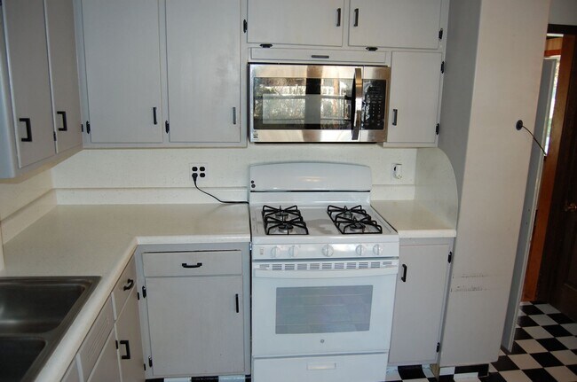 Building Photo - 3bd brick ranch in south-central Lincoln!