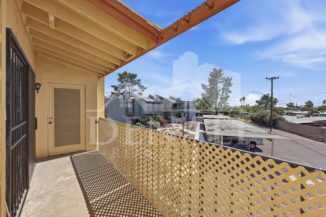 Building Photo - 808 S Langley Ave