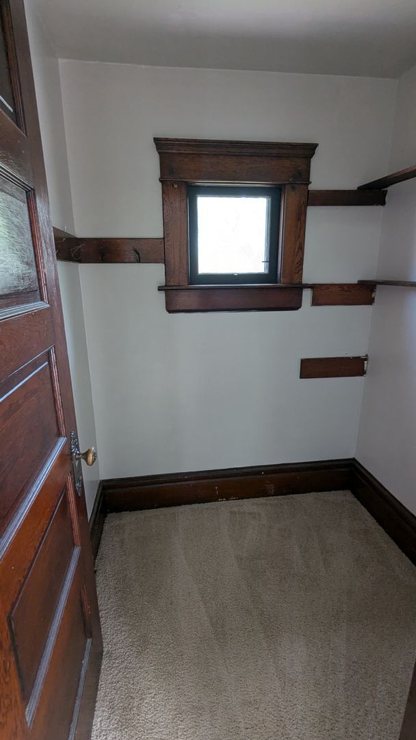 Building Photo - Spacious 5-bedroom, 1-bath home offers flexible living across multiple levels in Akron