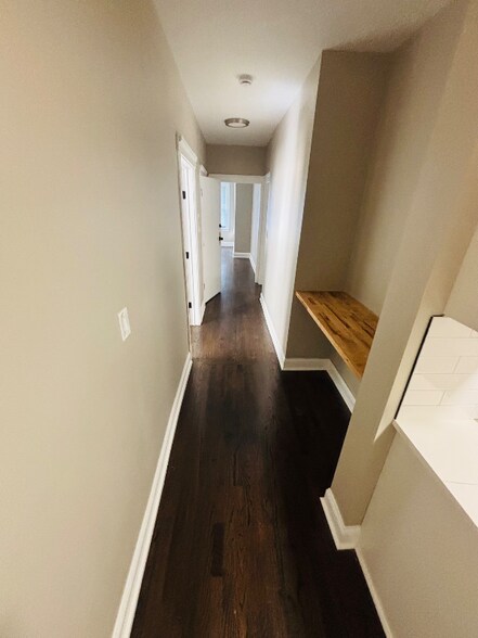 Building Photo - 704 E 80th St