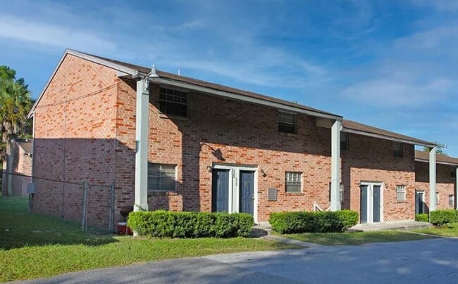 Building Photo - Lake Park Colonial
