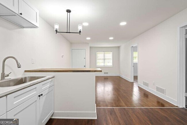 Building Photo - 1437 Vesta Ave