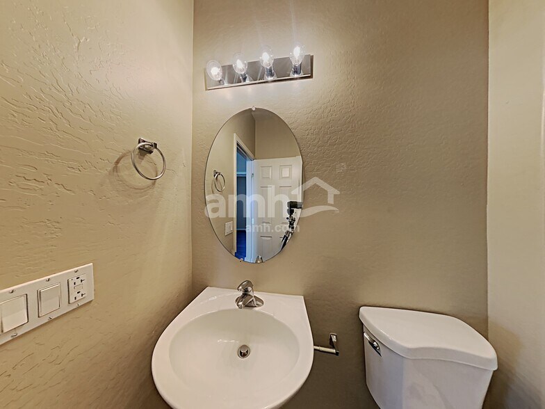 Building Photo - 1517 S 115th Dr