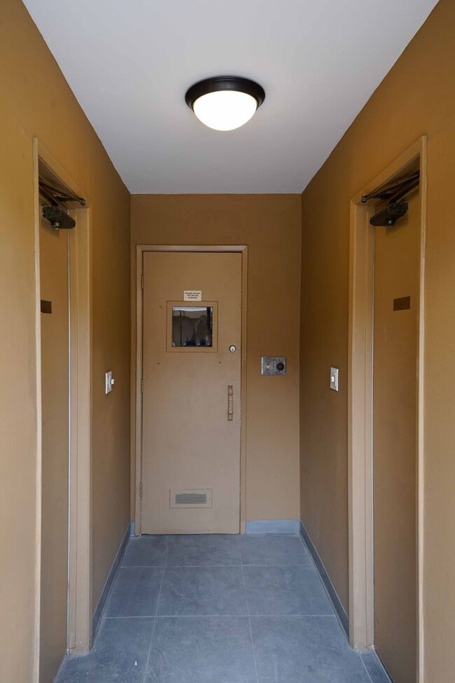 Building Photo - Gated Community 2 Bedroom 2 Bath Condo