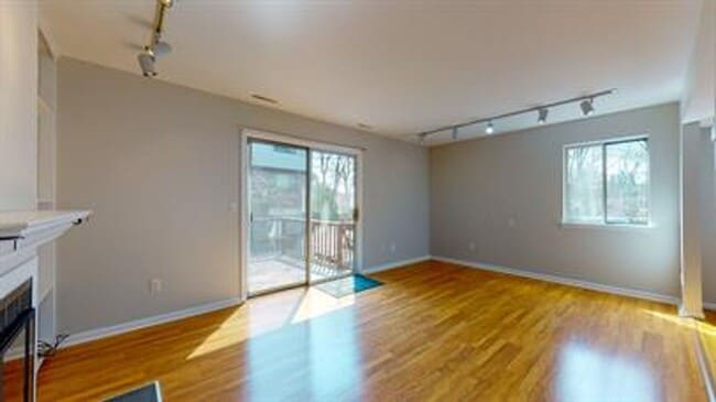 Building Photo - 2 Bedroom 2.5 Bath Townhouse