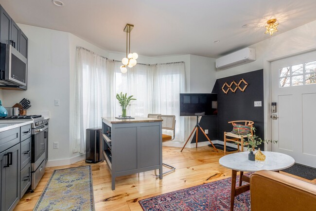 Building Photo - Recently Renovated 1BR Near Maine Med