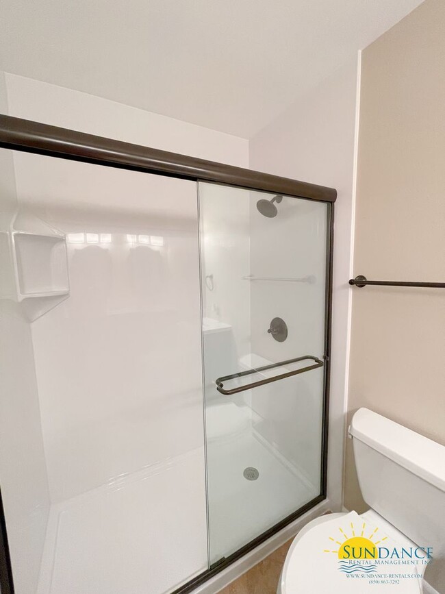 Building Photo - Beautiful 3 Bedroom Townhouse Close to Bot...