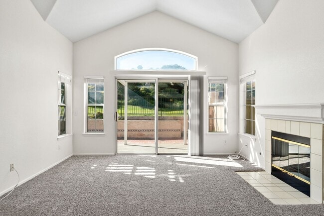 Building Photo - Charming 2 Bed | 2 Bath Single-Story Home with Golf Course Views!