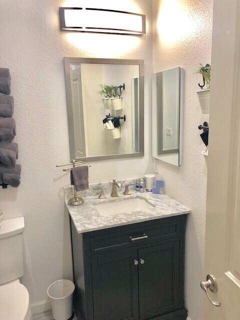 Building Photo - Beautifully updated, tri- level 4 Bd/2.5 B...