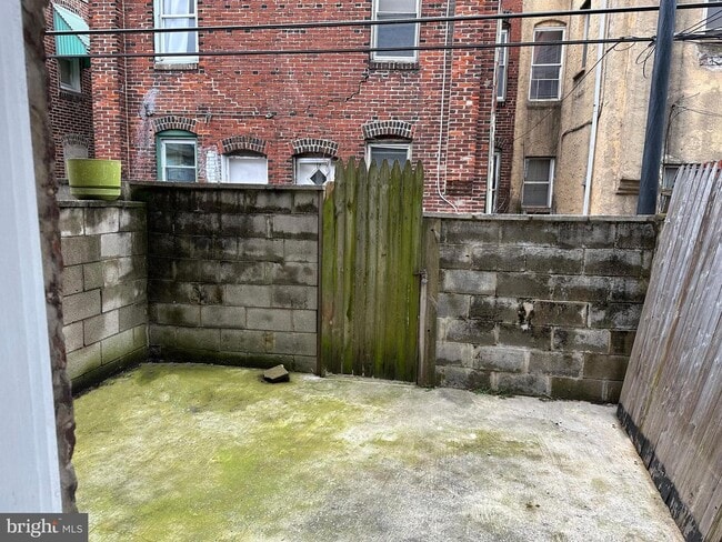 Building Photo - 1528 S Hollywood St