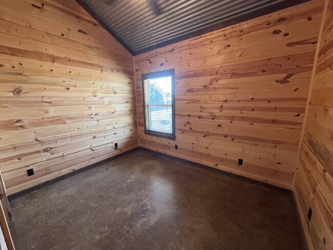 Building Photo - 2 bed 2 bath fourplex. Stained concrete fl...