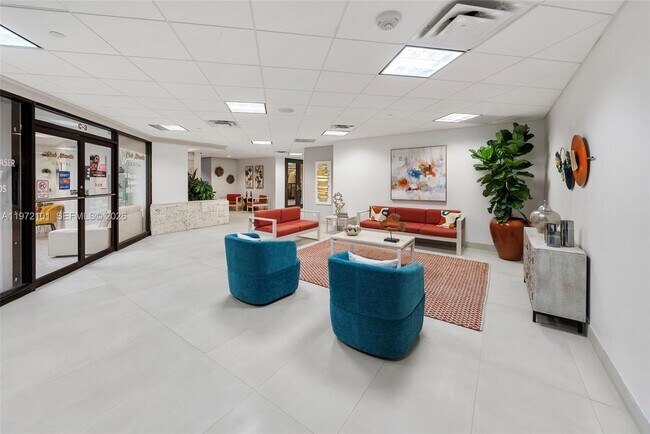 Building Photo - 2555 Collins Ave