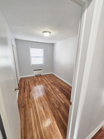 Extra large bedroom that fits a king size bed - 2050 Hazen St